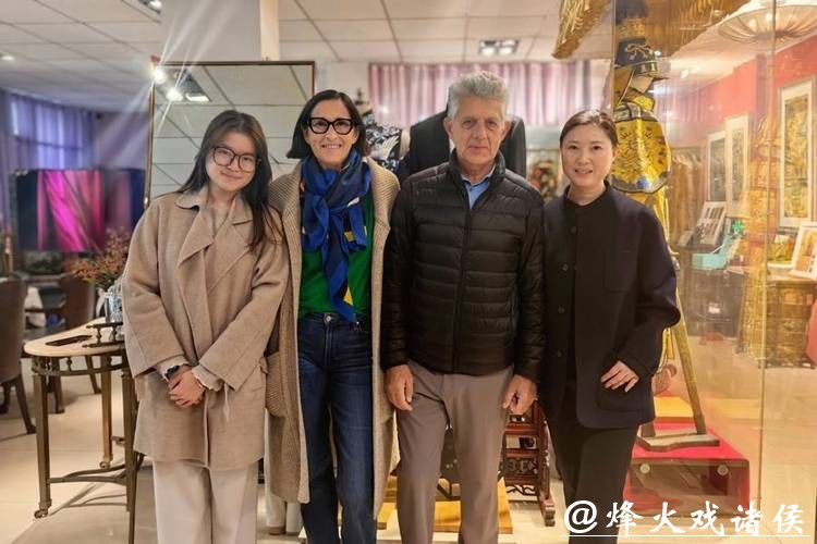 就在上海！中东游客花2万美元定制羊绒头巾，新加坡华裔10年定制50件旗袍