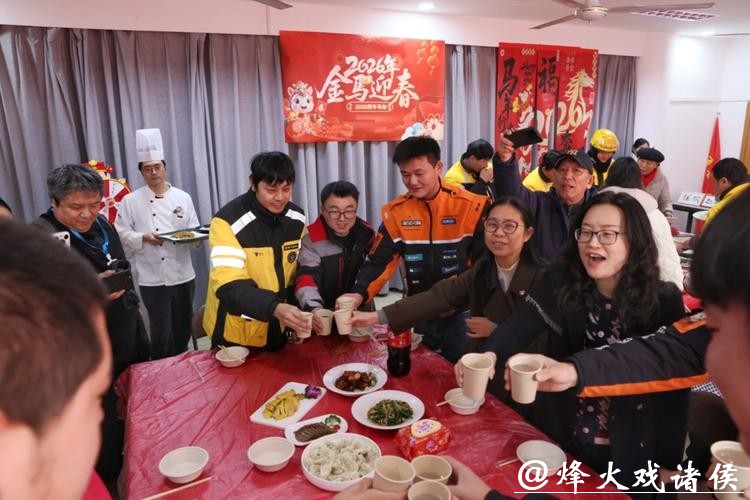 跟着阿姨妈妈学包菜肉馄饨，小哥们在小年吃上“海派家宴”