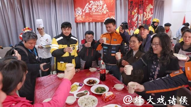 跟着阿姨妈妈学包菜肉馄饨，小哥们在小年吃上“海派家宴”