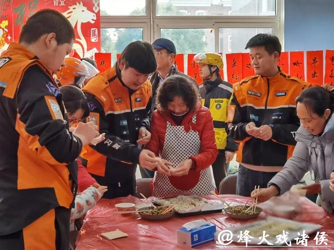 跟着阿姨妈妈学包菜肉馄饨，小哥们在小年吃上“海派家宴”